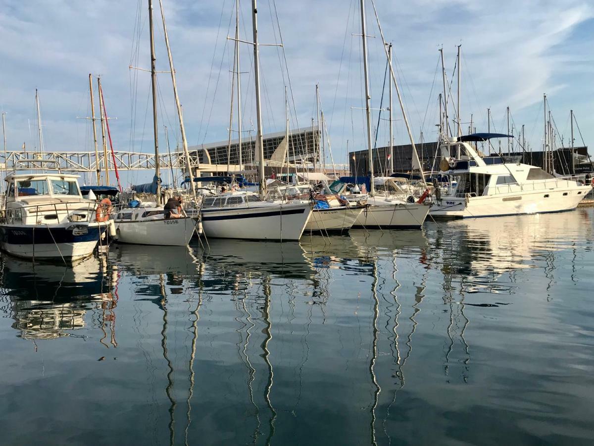 Sleep & Boats Barcelona City サン・アドリア・デ・ベソス エクステリア 写真